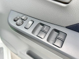 【電動格納ミラー】サイドミラーは電動格納式となっており、狭い駐車場でもキズがつくリスクを抑えられます。