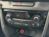 【オートエアコン】一度お好みの温度に設定すれば、車内の温度を検知し風量や温度を自動で調整。暑い&hellip;寒い&hellip;と何度もスイッチ操作をする必要はありません。快適な車内空間には必須の機能ですね♪