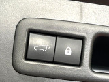 【パワーバックドア】スマートキーや運転席のボタンを押すだけでリアゲートが自動で開閉します!荷物を持っている時や、高い位置にあるバックドアを閉める際に便利な機能です♪