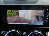 360&deg;カメラ:シャープなディスプレイによる鮮明な画像で後退時の運転操作をサポート致します。