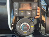 【オートエアコン】一度お好みの温度に設定すれば、車内の温度を検知し風量や温度を自動で調整。暑い&hellip;寒い&hellip;と何度もスイッチ操作をする必要はありません。快適な車内空間には必須の機能ですね♪