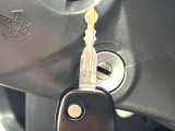 【キーレス】少し離れた場所からでもボタン一つでドアの開錠・施錠ができるのでとっても便利!ドアの鍵穴周りに傷をつけることもありません♪
