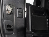 エアサスペンション搭載車になります。普段の走行の快適さの向上だけでなく、車高の高さが調節可能になるので、ラゲッジからの荷物の出し入れも楽になります。ボタン一つで上下いたします。