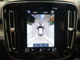 【360&deg;ビューカメラ】4台の高解像度カメラで360度の鳥瞰図を表示。隣の車や壁、死角にある障害物などを画面で確認できるため、狭いスペースでの駐車・出入りも安心です。