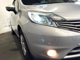 【LEDヘッドライト】悪天候や夜間走行時も良好な視界を確保し安心して運転できる高輝度LEDヘッドライトを装備!点灯速度が早く、消費電力も抑えられています。