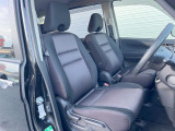 運転席まわりには十分なスペースがあり、大柄な方でもゆったり運転していただける環境です。