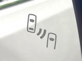 【ブラインドスポットモニター】走行中、ドアミラーの死角になりやすい箇所に後続車が接近するとサイドミラーのレンズに警告を表示!ドライバーに注意喚起をしてくれます。