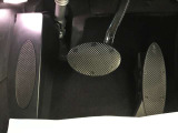 【ペダル】BMWはオルガン式アクセルペダルを採用しています。踏み込む足とペダルが同じ軌跡を描くため、かかとがずれにくく、アクセルコントロールがよりしやすくなるメリットがあります。