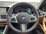 BMWのステアリングのリムは、一般的なものより少し太めにデザインされています。 これはタイヤやステアリングシャフトなどを介して伝わる路面からの入力を、しっかりと把握するためです。