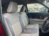 運転席まわりには十分なスペースがあり、大柄な方でもゆったり運転していただける環境です。