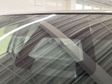 【プリクラッシュセーフティ】前方の車両等を検知し、衝突しそうな時は警報で注意を促し、ブレーキを踏む力をサポート。ブレーキを踏めなかった場合は衝突被害軽減ブレーキが作動、衝突回避をサポートします。