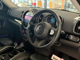 MINIの内装はとにかく『円』に拘ったデザインコンセプトが一目で伝わってきます。これほど円形に拘った車は他に御座いません。伝統のデザイン、トグルスイッチなど遊び心のある内装で御座います。