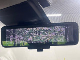 【インテリジェントルームミラー】後席の大きな荷物や同乗者で後方が確認しづらい時でも安心!カメラが撮影した車両後方の映像をルームミラー内に表示。クリアな視界で状況の確認が可能です!