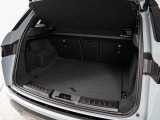 パワーテールゲートを装備しております。荷物の出し入れの際にボタン一つで開閉が可能です。上まで持ち上げる必要性がないため、お子様でも安全に開閉することができます。