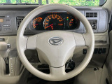 インテリアに合わせたデザインのステアリングは、運転される方のことも考え、運転しやすい形状、大きさです。是非一度、実際に触ってお確かめください。