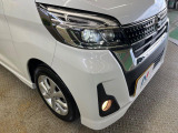 【LEDヘッドライト】悪天候や夜間走行時も良好な視界を確保し安心して運転できる高輝度LEDヘッドライトを装備!点灯速度が早く、消費電力も抑えられています。