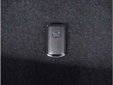 【スマートキー】鍵を持っているボタンを押すだけでエンジン始動。ドアの施錠もボタンを押すだけ。鍵は無くさない様にポケットに入れたまま。