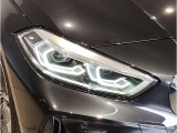 【LEDヘッドライト】先進のLEDテクノロジーを採用。放射される白色光の周波特性は太陽光に近く、バイキセノン・ヘッドライトを上回るコントラストで更に明るく輝きます!