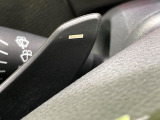 【パドルシフト】ハンドルから手を離さずに素早くシフトアップ&ダウンができるので、エンジンブレーキを使う下り坂や高速道路の合流で加速したい場面で役立ちます。