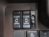 運転席から操作できる両側パワースライドドアのコントロールスイッチです(挟み込み防止機能付)