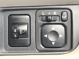 【電動格納ミラー】サイドミラーは電動格納式となっており、狭い駐車場でもキズがつくリスクを抑えられます。
