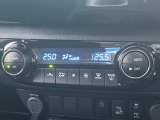 【左右独立型フルオートエアコン】運転席と助手席でそれぞれお好みの温度に設定可能。同乗者にも配慮した、快適な空調をお届け致します。