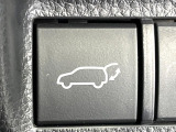 【パワーバックドア】スマートキーや運転席のボタンを押すだけでリアゲートが自動で開閉します!荷物を持っている時や、高い位置にあるバックドアを閉める際に便利な機能です♪