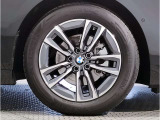 【BMWアロイホイル】軽量かつ強度に拘ったアロイホイル。走行性能ポテンシャルを引き出す設計。車の足元を引き締めてくれる大きなポイントはアロイホイルです。