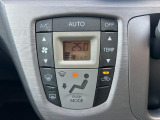 【オートエアコン】一度お好みの温度に設定すれば、車内の温度を検知し風量や温度を自動で調整。暑い&hellip;寒い&hellip;と何度もスイッチ操作をする必要はありません。快適な車内空間には必須の機能ですね♪