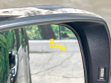 【リヤビークルディティクション】走行中、ドアミラーの死角になりやすい箇所に後続車が接近するとサイドミラー付近に警告を表示、ドライバーに注意喚起と、万一の際はハンドル操作をアシストをします。