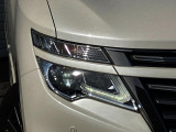 【LEDヘッドライト】悪天候や夜間走行時も良好な視界を確保し安心して運転できる高輝度LEDヘッドライトを装備!点灯速度が早く、消費電力も抑えられています。