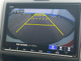 【バックカメラ】駐車時に後方がリアルタイム映像で確認できます。大型商業施設や立体駐車場での駐車時や、夜間のバック時に大活躍!運転スキルに関わらず、今や必須となった装備のひとつです!