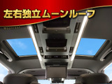 ★左右独立ムーンルーフ!★2列目左右席にそれぞれ配置されたガラスルーフ!日差しに合わせて片側だけシェードを閉めることも可能です!