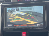 【バックカメラ】駐車時に後方がリアルタイム映像で確認できます。大型商業施設や立体駐車場での駐車時や、夜間のバック時に大活躍!運転スキルに関わらず、今や必須となった装備のひとつです!