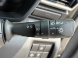【オートライト(AUTO)】外の明るさをシステムが感知して、自動でヘッドライトが点灯します。ヘッドライトをつけ忘れを防ぐ便利機能です。