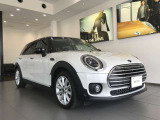 MINIのフロントグリルのデザインはイギリスで生まれた当初から、シルバーのサイドバーが折り重なった伝統的なデザインで御座います。その伝統はBMWのお車になってからでも少しずつ形を変えて守られております