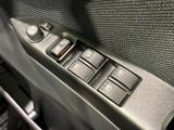 【電動格納ミラー】サイドミラーは電動格納式となっており、狭い駐車場でもキズがつくリスクを抑えられます。