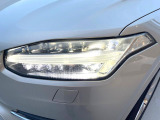 【LEDヘッドライト】明るく眩しいハイビームを先行車や対向車に照射しないオートハイビームを備えたLEDヘッドライト。北欧神話に登場するトールハンマーをモチーフにした、一目でボルボとわかるデザイン。