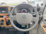 インテリアに合わせたデザインのステアリングは、運転される方のことも考え、運転しやすい形状、大きさです。是非一度、実際に触ってお確かめください。