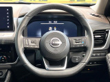 インテリアに合わせたデザインのステアリングは、運転される方のことも考え、運転しやすい形状、大きさです。是非一度、実際に触ってお確かめください。
