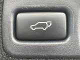 【パワーバックドア】スマートキーや運転席のボタンを押すだけでリアゲートが自動で開閉します!荷物を持っている時や、高い位置にあるバックドアを閉める際に便利な機能です♪