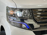 【LEDヘッドライト】悪天候や夜間走行時も良好な視界を確保し安心して運転できる高輝度LEDヘッドライトを装備!点灯速度が早く、消費電力も抑えられています。