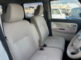 運転席まわりには十分なスペースがあり、大柄な方でもゆったり運転していただける環境です。