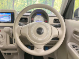 インテリアに合わせたデザインのステアリングは、運転される方のことも考え、運転しやすい形状、大きさです。是非一度、実際に触ってお確かめください。