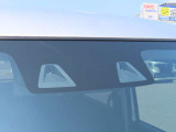 前方のステレオカメラで車両や歩行者をカメラで検知して、衝突のおそればあれば音やブザーでお知らせ、衝突の可能性が高い時はブレーキをかけます。