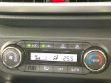 【オートエアコン】一度お好みの温度に設定すれば、車内の温度を検知し風量や温度を自動で調整。暑い&hellip;寒い&hellip;と何度もスイッチ操作をする必要はありません。快適な車内空間には必須の機能ですね♪