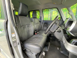 運転席まわりには十分なスペースがあり、大柄な方でもゆったり運転していただける環境です。