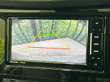 【バックカメラ】駐車時に後方がリアルタイム映像で確認できます。大型商業施設や立体駐車場での駐車時や、夜間のバック時に大活躍!運転スキルに関わらず、今や必須となった装備のひとつです!