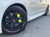 【18インチアルミホイール】外観にマッチしたアルミホイールを装着しております。各種アルミホイールや、スタッドレスタイヤも取扱いしております。是非ご相談ください♪