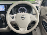 インテリアに合わせたデザインのステアリングは、運転される方のことも考え、運転しやすい形状、大きさです。是非一度、実際に触ってお確かめください。